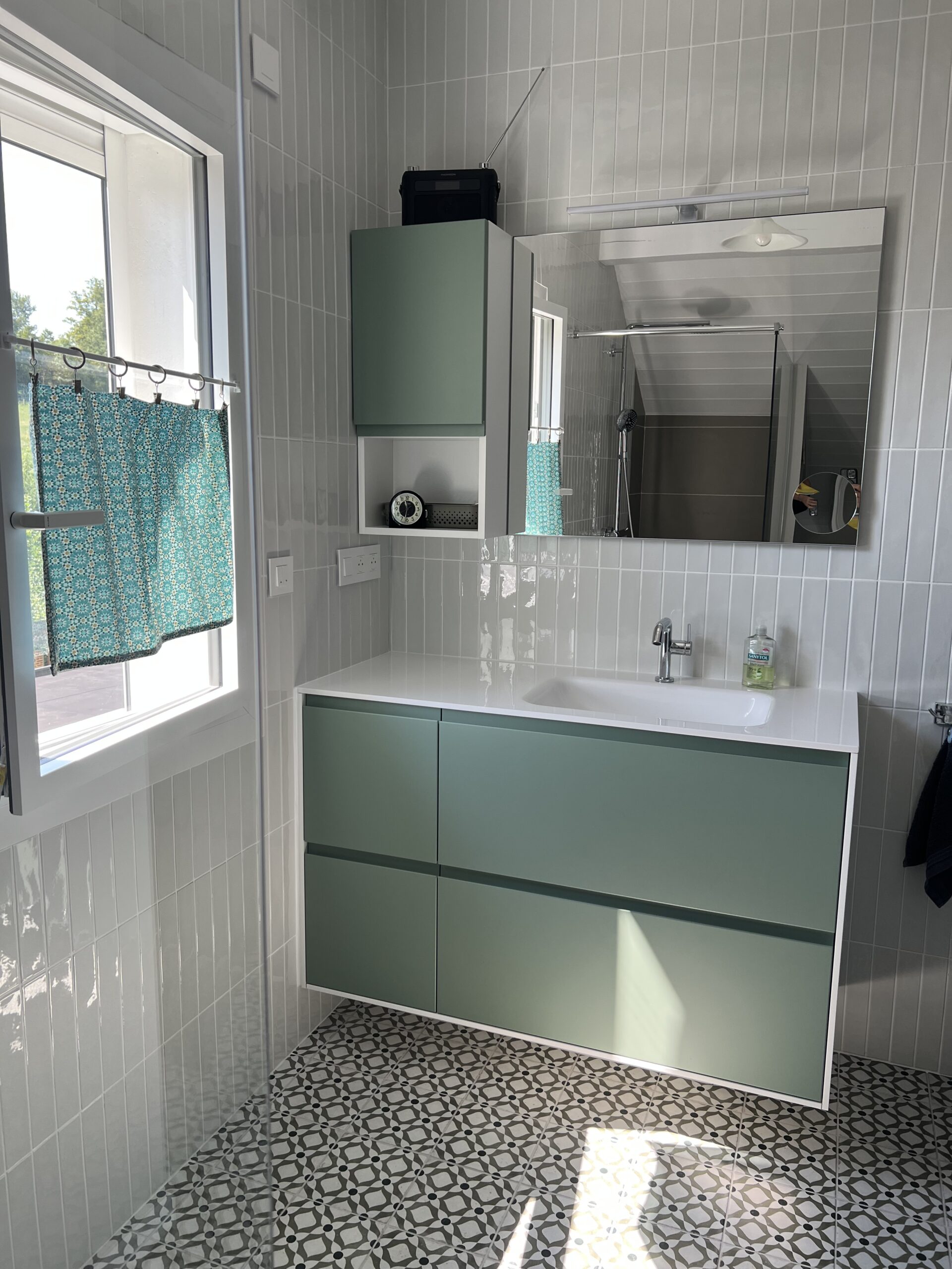 Ces travaux ont fait appel à différents corps de métier : plaquiste, peintre, électricien, plombier/chauffagiste et enfin le menuisier pour la pose du mobilier et la fabrication du placard.